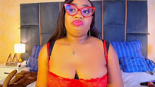 Snapshot of CaseyMoon chatting on 10/16/25, 12:39 CaseyMoon online show from 10/16/25, 12:39