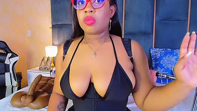 Snapshot of CaseyMoon chatting on 10/19/25, 12:39 CaseyMoon online show from 10/19/25, 12:39