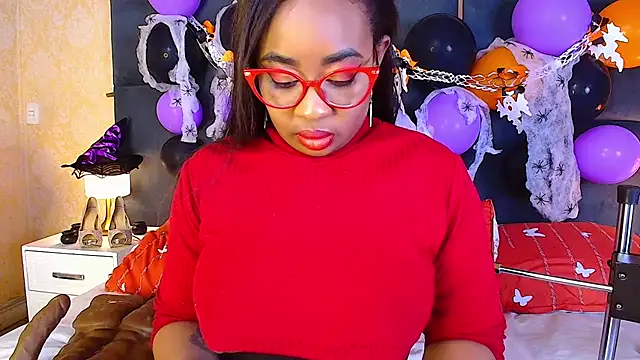 Snapshot of CaseyMoon chatting on 10/28/25, 12:41 CaseyMoon online show from 10/28/25, 12:41