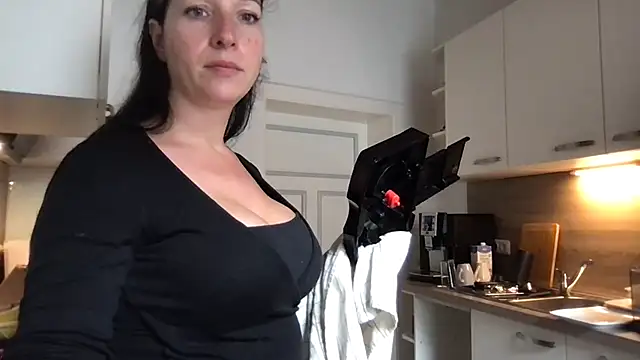 Snapshot of Viola_Beck chatting on 09/15/25, 07:52 Viola Beck online show from 09/15/25, 07:52