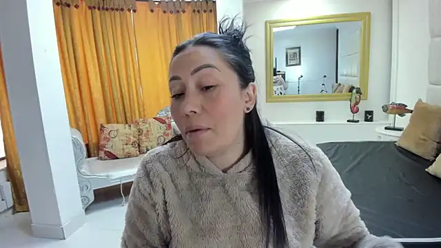 Snapshot of gaby_trent chatting on 09/26/25, 02:21 gaby trent online show from 09/26/25, 02:21