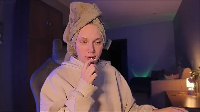 Snapshot of Rachel_Ro chatting on 12/20/24, 08:34 Rachel Ro online show from 12/20/24, 08:34