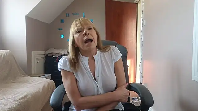 hollyjanesmith online show from 12/06/24, 12:05