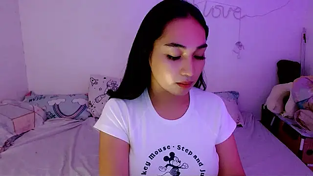 Snapshot of SweetLilly_18 chatting on 09/14/25, 04:33 SweetLilly 18 online show from 09/14/25, 04:33