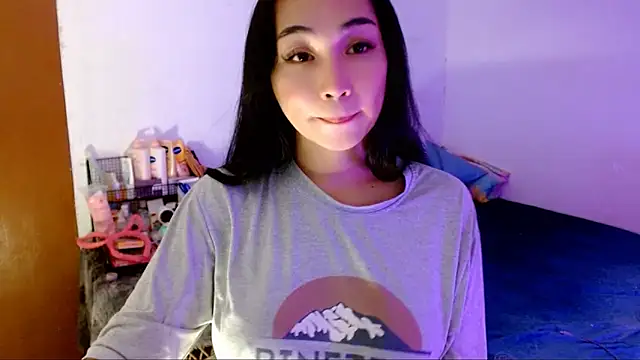 Snapshot of SweetLilly_18 chatting on 10/12/25, 02:10 SweetLilly 18 online show from 10/12/25, 02:10