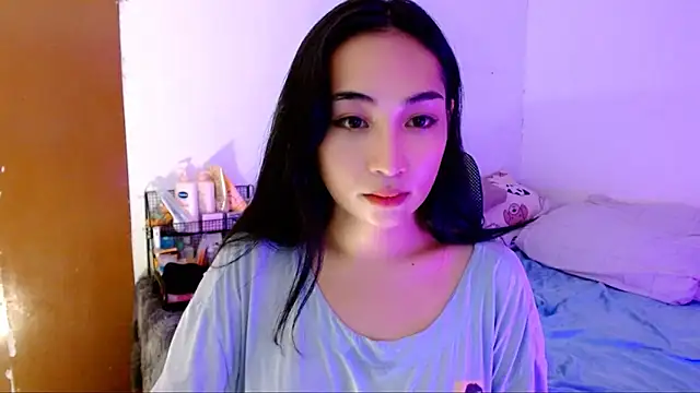 Snapshot of SweetLilly_18 chatting on 10/20/25, 02:12 SweetLilly 18 online show from 10/20/25, 02:12