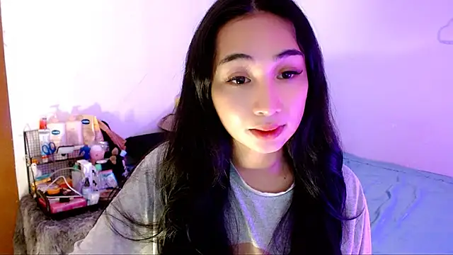 Snapshot of SweetLilly_18 chatting on 11/08/25, 02:01 SweetLilly 18 online show from 11/08/25, 02:01