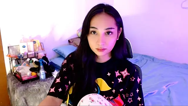 Snapshot of SweetLilly_18 chatting on 11/11/25, 02:55 SweetLilly 18 online show from 11/11/25, 02:55