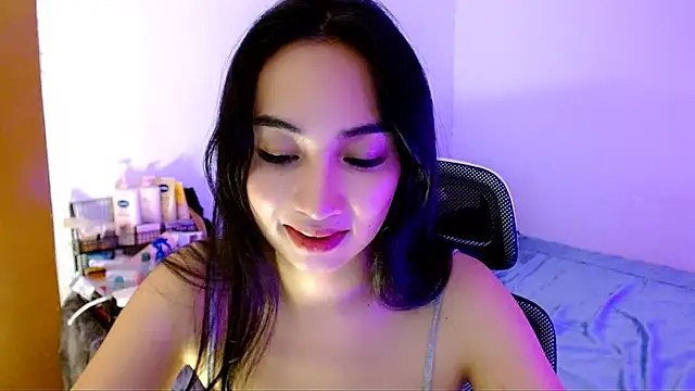 Snapshot of SweetLilly_18 chatting on 11/23/25, 03:06 SweetLilly 18 online show from 11/23/25, 03:06