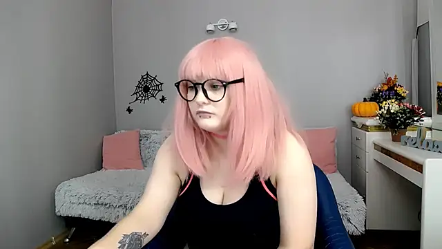 Snapshot of Estheri chatting on 11/11/25, 07:30 Estheri online show from 11/11/25, 07:30