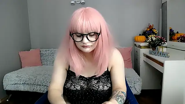 Snapshot of Estheri chatting on 11/17/25, 07:03 Estheri online show from 11/17/25, 07:03