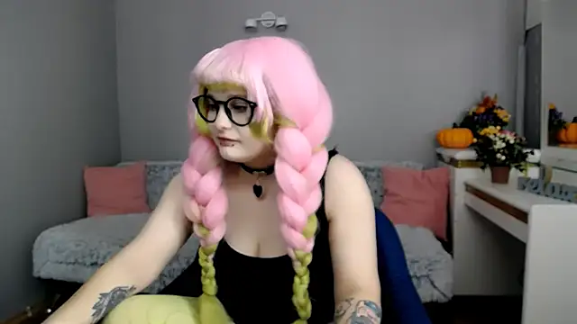 Snapshot of Estheri chatting on 11/25/25, 07:19 Estheri online show from 11/25/25, 07:19