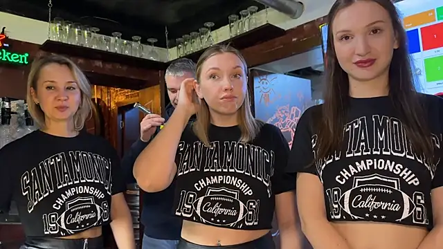 Snapshot of dirtypub chatting on 10/23/25, 01:43 dirtypub online show from 10/23/25, 01:43