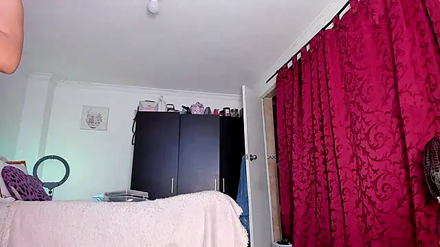 Snapshot of AlondraDiossa03 chatting on 12/17/24, 10:43 AlondraDiossa03 online show from 12/17/24, 10:43