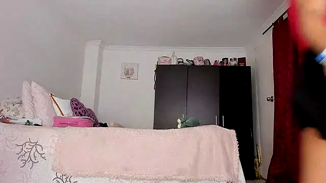 Snapshot of AlondraDiossa03 chatting on 12/23/24, 08:57 AlondraDiossa03 online show from 12/23/24, 08:57