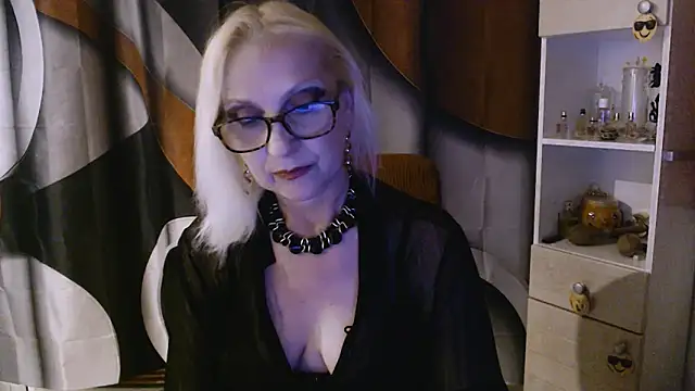 Snapshot of Ala-N-Dala chatting on 10/13/25, 10:32 Ala-N-Dala online show from 10/13/25, 10:32