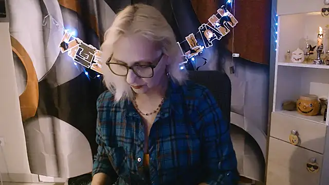 Snapshot of Ala-N-Dala chatting on 10/25/25, 07:27 Ala-N-Dala online show from 10/25/25, 07:27