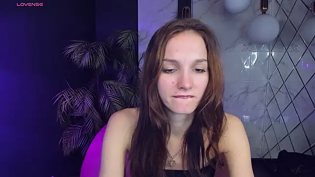 Snapshot of MirandaGlow chatting on 12/05/24, 12:11 MirandaGlow online show from 12/05/24, 12:11