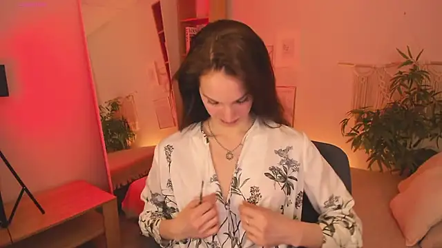 Snapshot of MirandaGlow chatting on 03/10/26, 05:45 MirandaGlow online show from 03/10/26, 05:45