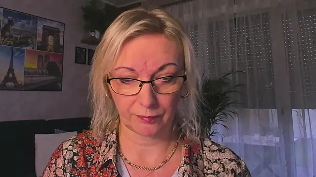 Snapshot of vanessa_chat chatting on 12/15/25, 02:43 vanessa chat online show from 12/15/25, 02:43
