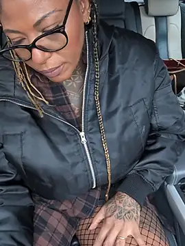 Snapshot of DarkDea chatting on 11/11/25, 12:27 DarkDea online show from 11/11/25, 12:27