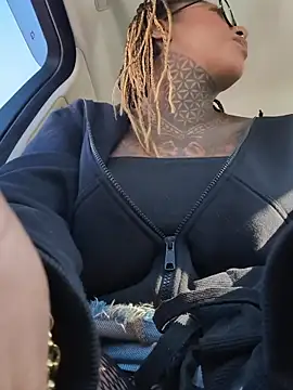 Snapshot of DarkDea chatting on 11/13/25, 11:09 DarkDea online show from 11/13/25, 11:09