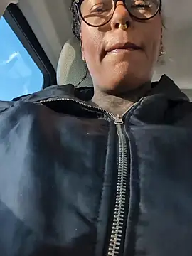 Snapshot of DarkDea chatting on 11/20/25, 01:22 DarkDea online show from 11/20/25, 01:22