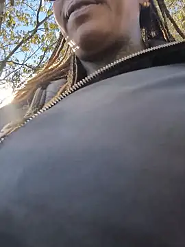 Snapshot of DarkDea chatting on 11/29/25, 12:19 DarkDea online show from 11/29/25, 12:19