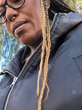 Snapshot of DarkDea chatting on 11/30/25, 01:37 DarkDea online show from 11/30/25, 01:37