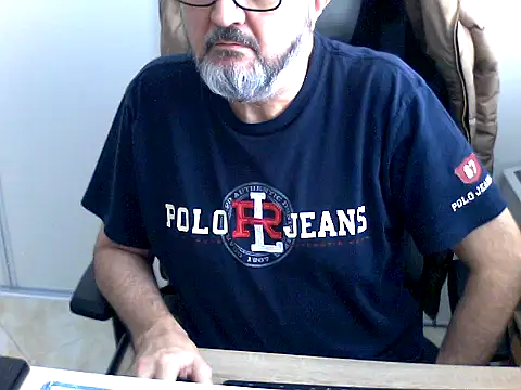 Snapshot of steb06 chatting on 12/18/25, 02:56 steb06 online show from 12/18/25, 02:56