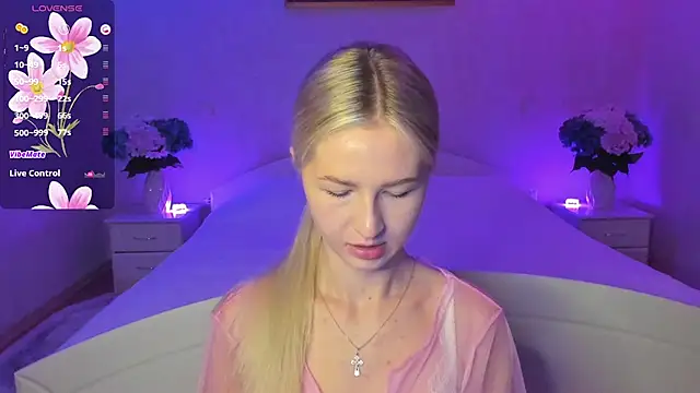 Snapshot of AnnaCarrera chatting on 10/28/25, 08:00 AnnaCarrera online show from 10/28/25, 08:00