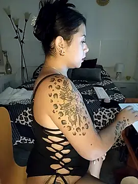 Snapshot of little_susie chatting on 11/19/25, 09:20 little susie online show from 11/19/25, 09:20