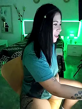 Snapshot of little_susie chatting on 11/24/25, 09:20 little susie online show from 11/24/25, 09:20