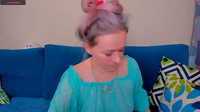 EllenMoore online show from 10/22/25, 04:24