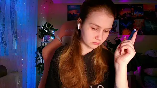 Snapshot of GoodWitch_ chatting on 12/17/25, 07:47 GoodWitch online show from 12/17/25, 07:47