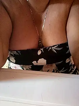 Snapshot of Brenda_Berck_ chatting on 09/15/25, 01:44 Brenda Berck online show from 09/15/25, 01:44