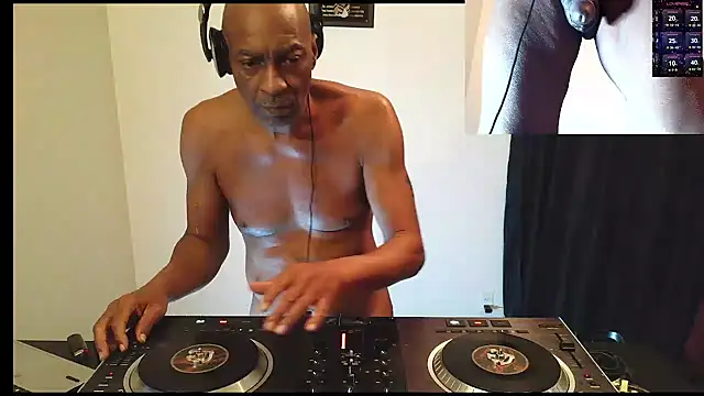 Snapshot of longdick4you8686 chatting on 02/14/26, 01:24 longdick4you8686 online show from 02/14/26, 01:24