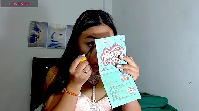 Snapshot of Kylie_loveee chatting on 12/14/25, 02:11 Kylie loveee online show from 12/14/25, 02:11