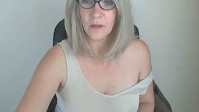 Snapshot of -K-- chatting on 11/28/25, 10:29 -K-- online show from 11/28/25, 10:29