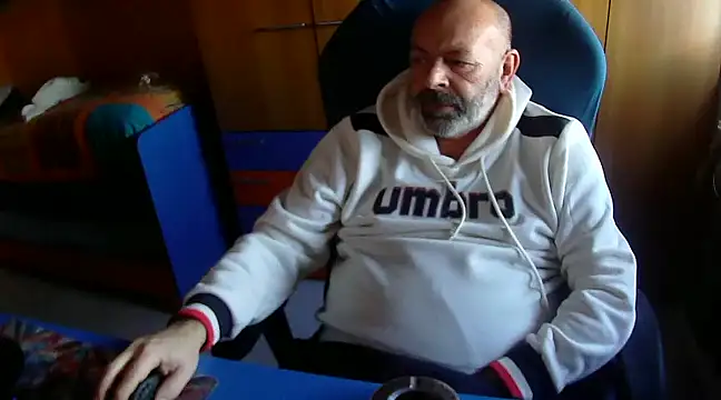 Snapshot of Tango128 chatting on 01/12/25, 10:34 Tango128 online show from 01/12/25, 10:34