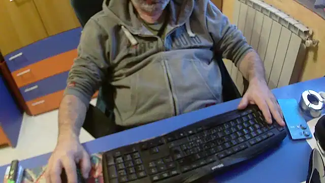 Snapshot of Tango128 chatting on 10/24/25, 05:59 Tango128 online show from 10/24/25, 05:59