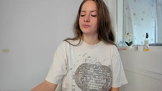 Snapshot of DiamondKay chatting on 11/17/25, 07:36 DiamondKay online show from 11/17/25, 07:36