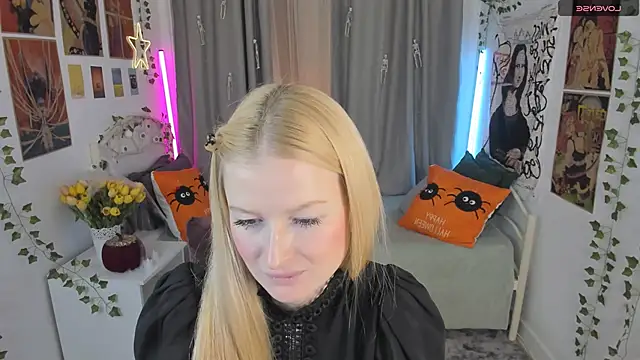 Snapshot of Laly_Peach chatting on 10/28/25, 12:09 Laly Peach online show from 10/28/25, 12:09