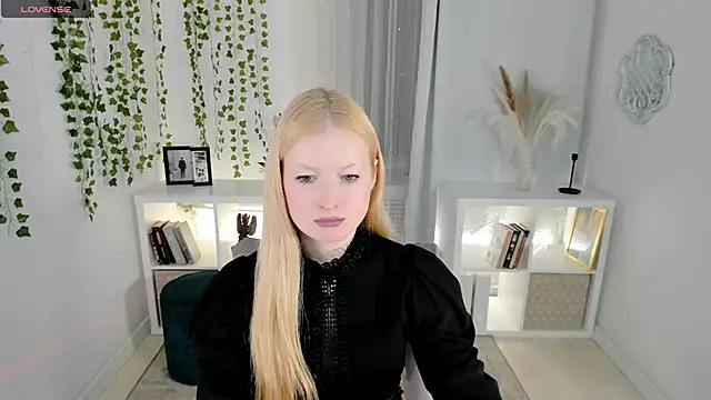 Snapshot of Laly_Peach chatting on 11/14/25, 12:37 Laly Peach online show from 11/14/25, 12:37