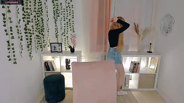 Snapshot of Laly_Peach chatting on 11/21/25, 04:16 Laly Peach online show from 11/21/25, 04:16