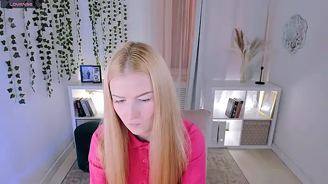 Snapshot of Laly_Peach chatting on 11/22/25, 12:04 Laly Peach online show from 11/22/25, 12:04