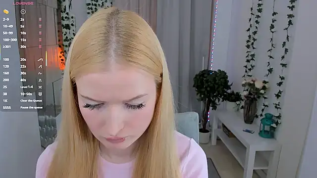 Snapshot of Laly_Peach chatting on 11/23/25, 05:24 Laly Peach online show from 11/23/25, 05:24