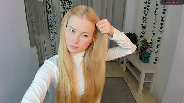 Snapshot of Laly_Peach chatting on 12/17/25, 05:08 Laly Peach online show from 12/17/25, 05:08