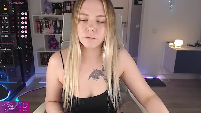 Snapshot of Emma_Bryan chatting on 11/28/25, 10:12 Emma Bryan online show from 11/28/25, 10:12