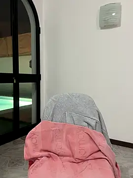 Snapshot of nicole_98 chatting on 10/28/25, 05:26 nicole 98 online show from 10/28/25, 05:26